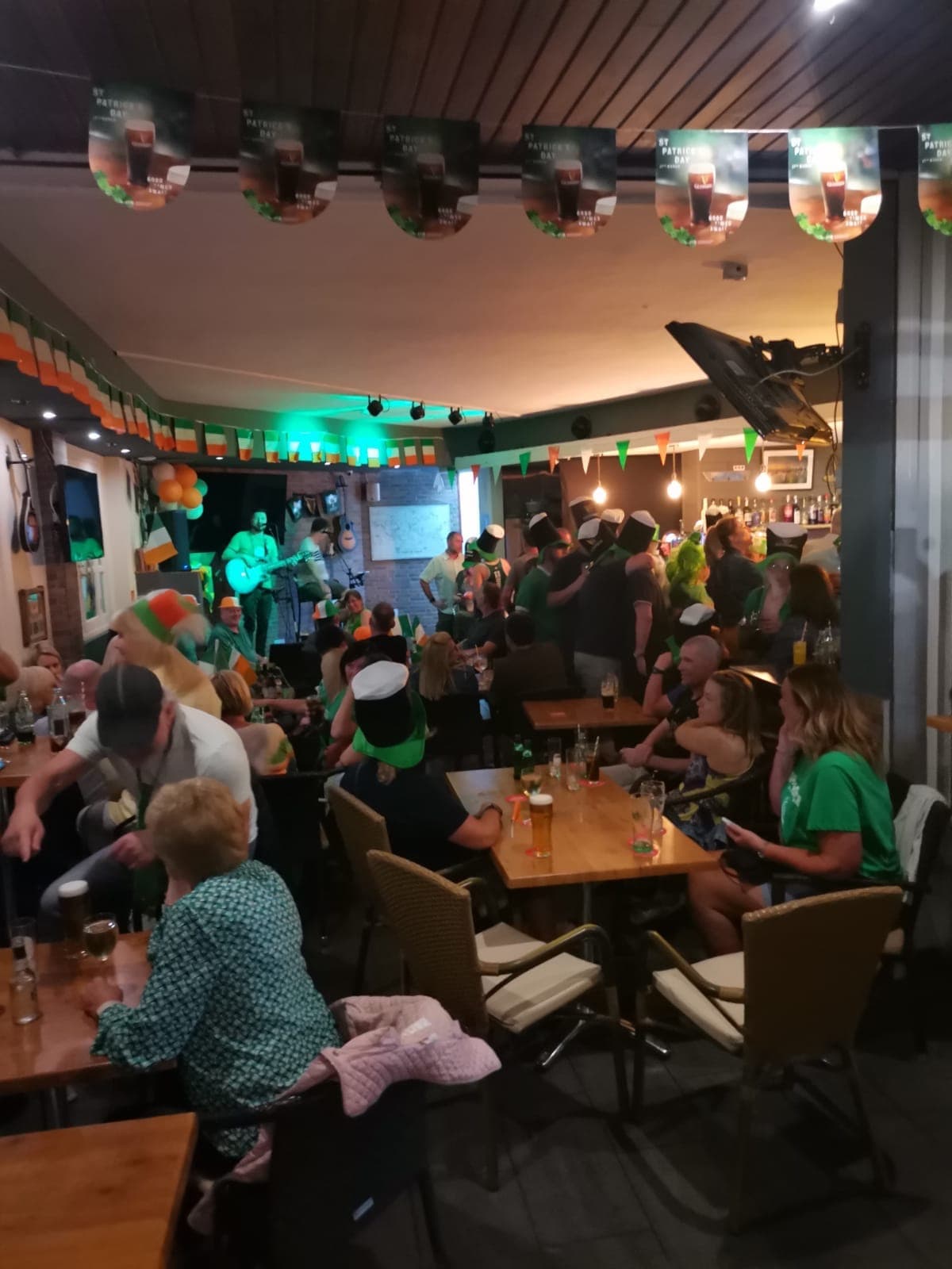Music crowd at O'Connors